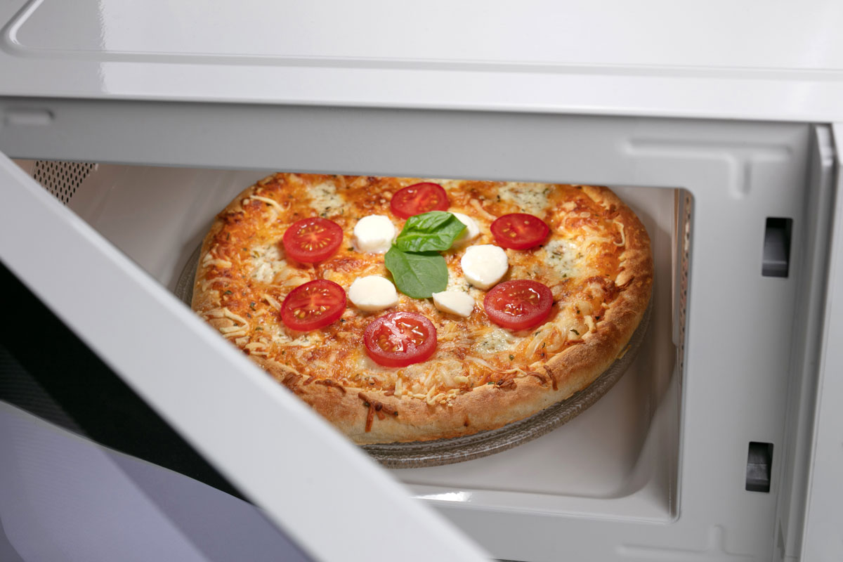 hisense_microwave_detail_white_inside_pizza-(1).jpg
