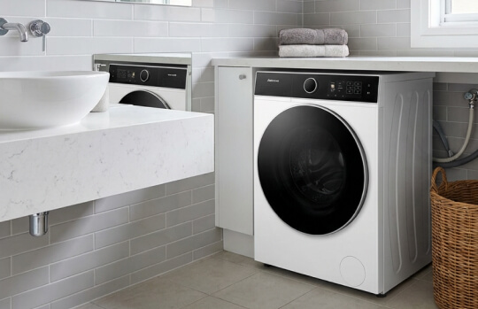 Компактная и умная: Hisense WF5I8043BWF — стиральная машина с премиальными функциями и глубиной всего 47 см